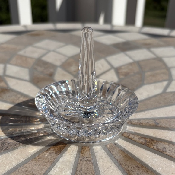 Elegant Clear Glass Ring Holder - Picture 1 of 5